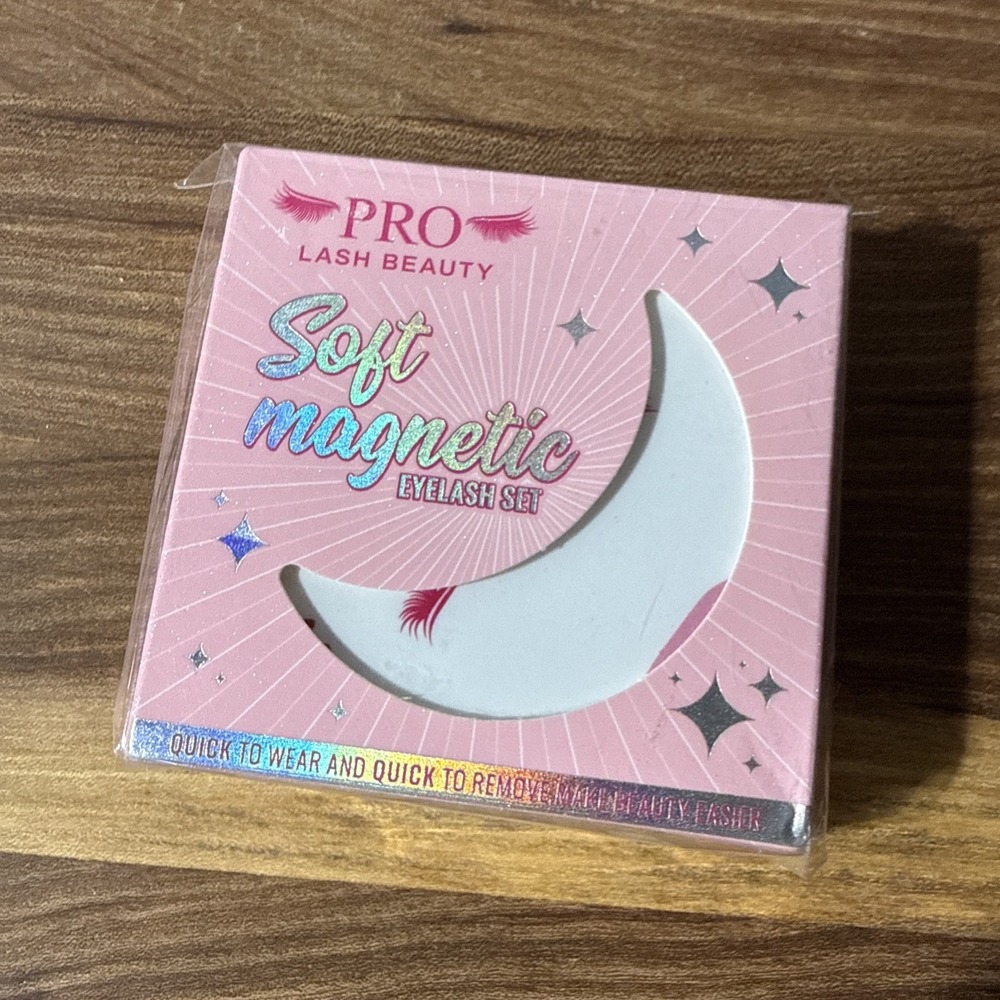 Magnetic Eyelashes Soft Lashes with Applicator 1 Pair, Frisky